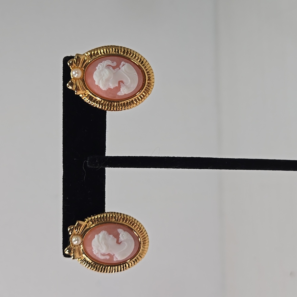 Vintage Pink Cameo Gold Tone Clip On Earrings